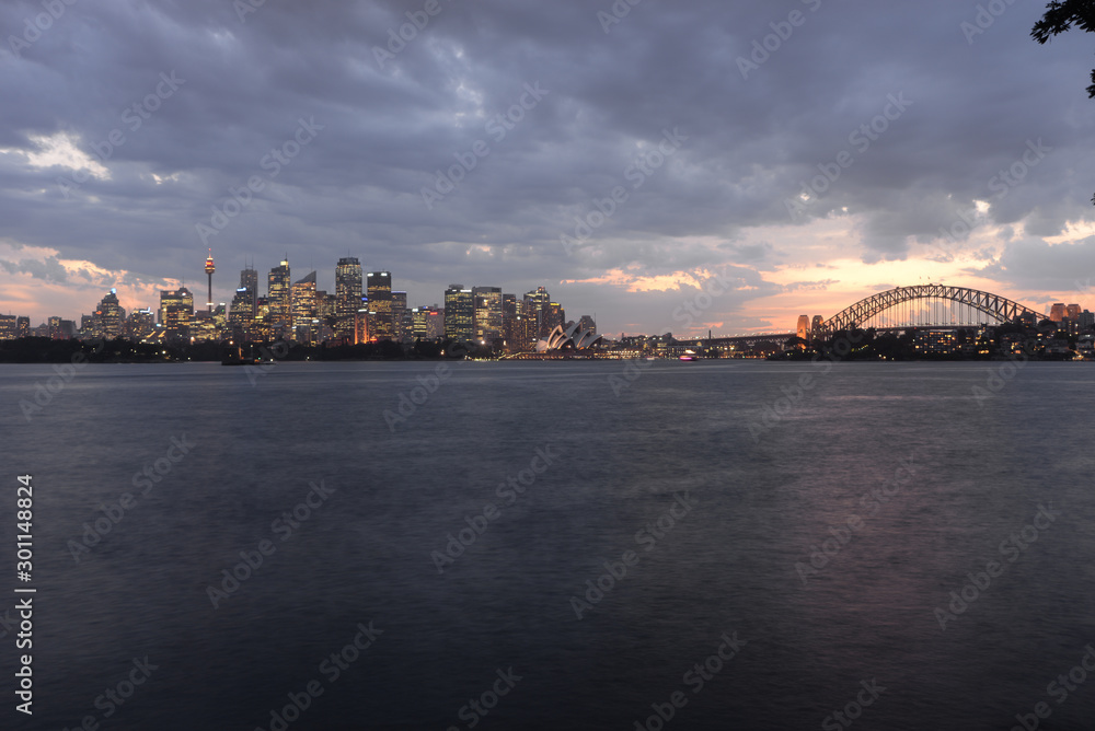 Obraz premium Sunset with Sydney city skyline lights