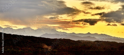 Pyrénées paysage coucher de soleil - voyage aventure tourisme