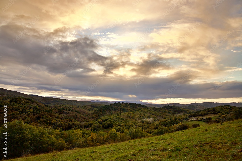 Pyrénées paysage automne coucher de soleil