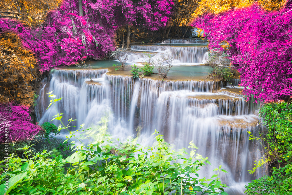 Fototapeta Niesamowity w naturze, piękny wodospad w kolorowym jesiennym lesie w sezonie jesiennym