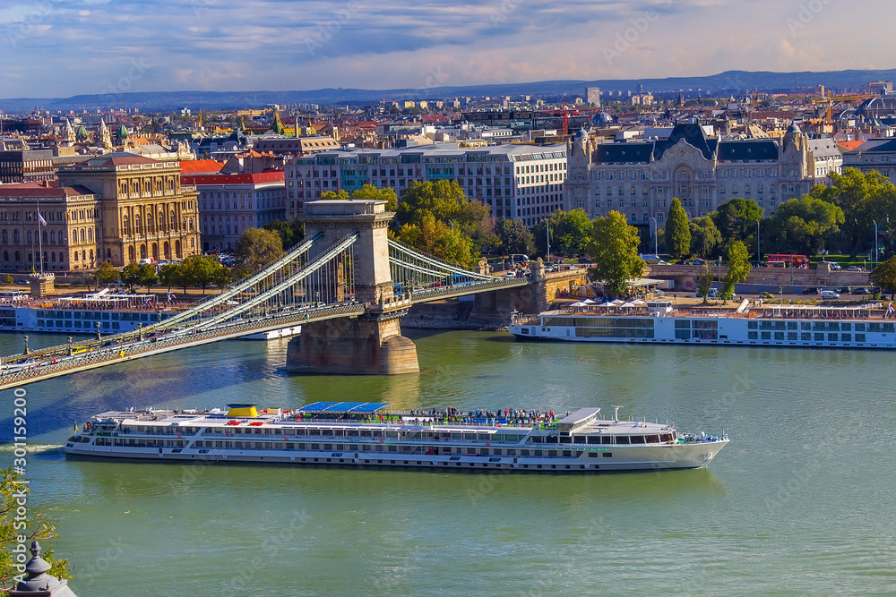 Fototapeta premium Szechenyi Chain Bridge in Budapest