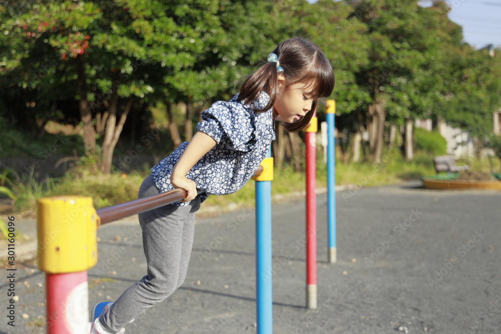 Fototapeta premium 鉄棒をする幼児 (5歳児)