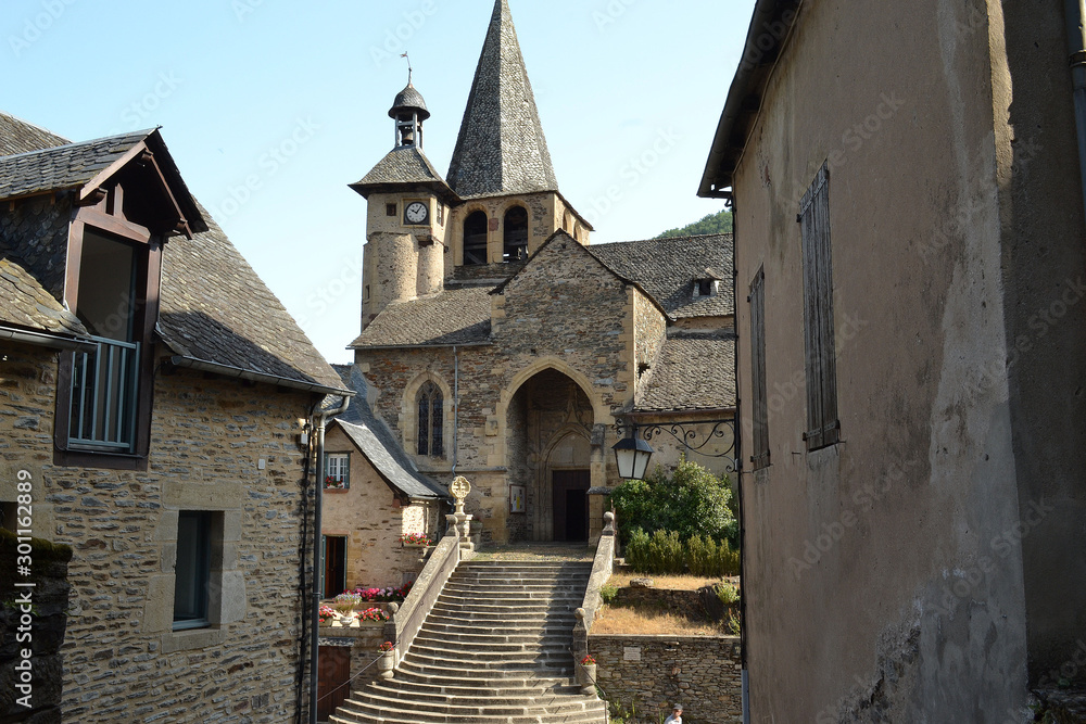 Fototapeta premium Eglise Saint-Fleuret d'Estaing dans les Gorges du Lot, France