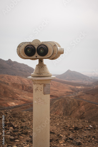 Mirador con anteojos catalejo en paisaje de montaña con cielo nublado  photo