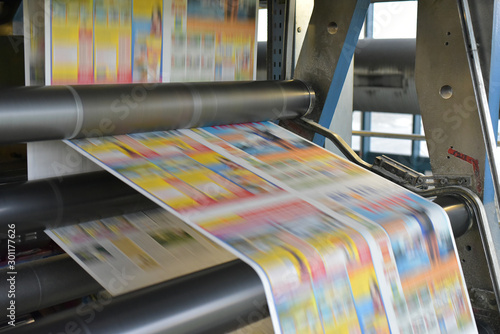 moderne rollenoffsetdruckmaschine in einer Zeitungsdruckerei // modern web offset printing press in a newspaper printing plant