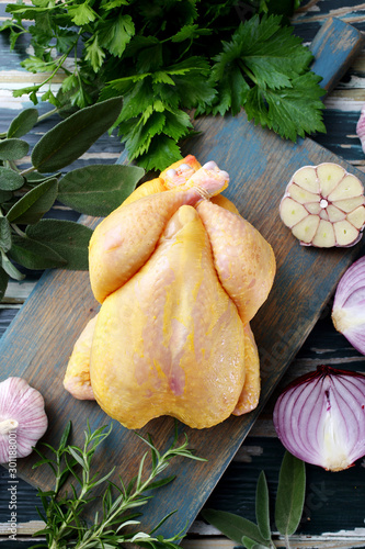 Tableau sur toile carne cruda pollo o gallina intero e porzionato su sfondo vrede rustico