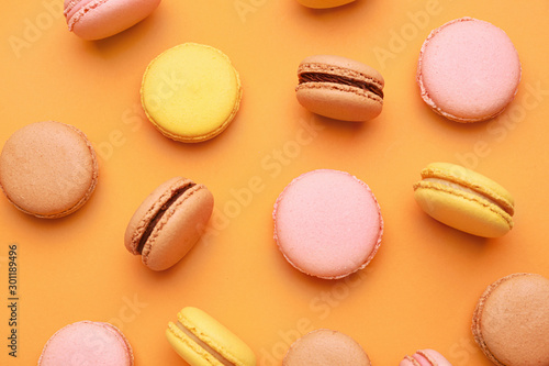 Obraz na plátně Different tasty macarons on color background