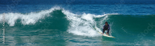 NB__9609 Young man surfing in Sagres © visualdiscovery
