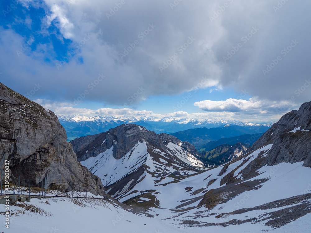 schneebedeckter Gipfel des Berg Pilatus in der Schweiz