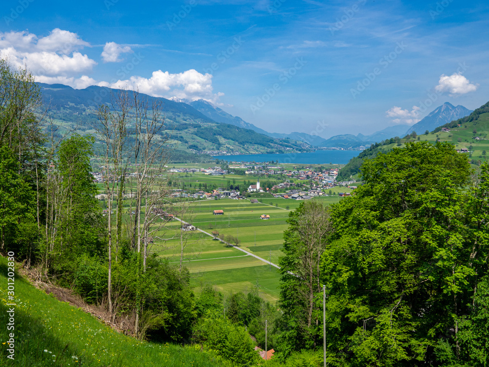 Dorf Giswill in der Schweiz mit Blick auf den Sarnersee 