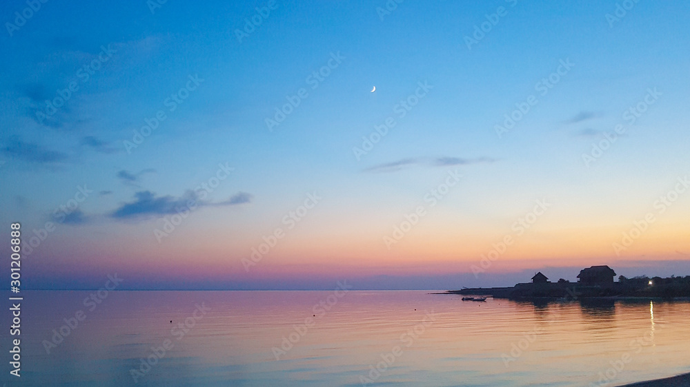 Fototapeta Piękny zachód słońca nad morzem i piękny pochmurny krajobraz.