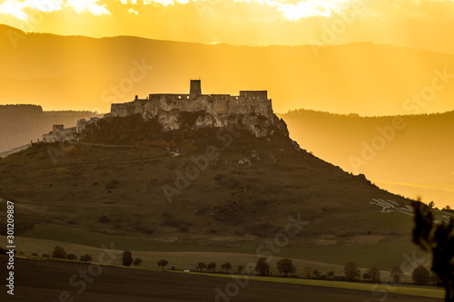 Obraz na płótnie Sunset over the Spis Castle in backround with wonderful scenery of High Tatras Mountains, Slovakia w salonie