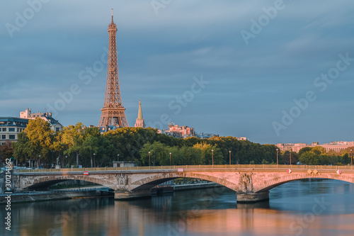 Petit matin sur la tour Eiffel © Thierry