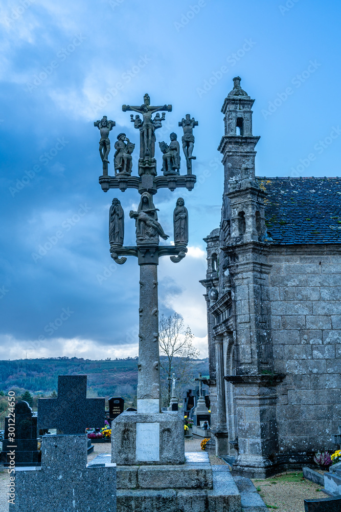 F, Bretagne, Finistère, Pfarrbezirk (enclos paroissial), Locmélar, Kalvarie, Kreuzigungsgruppe, Kirche, Èglise Saint-Mélar