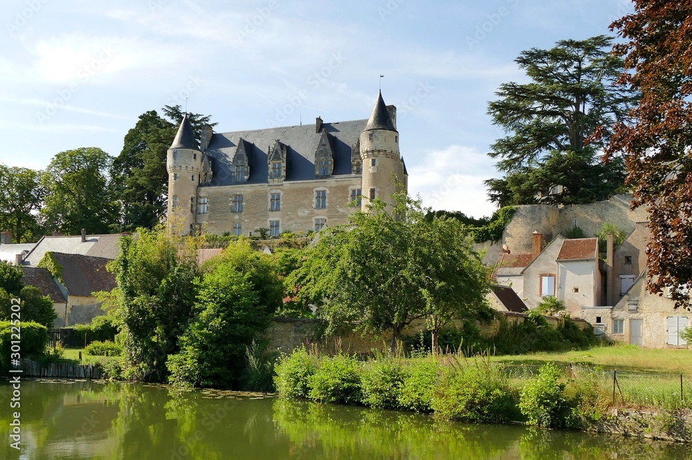 Le château et le village de Montrésor au bord de la rivière Indrois