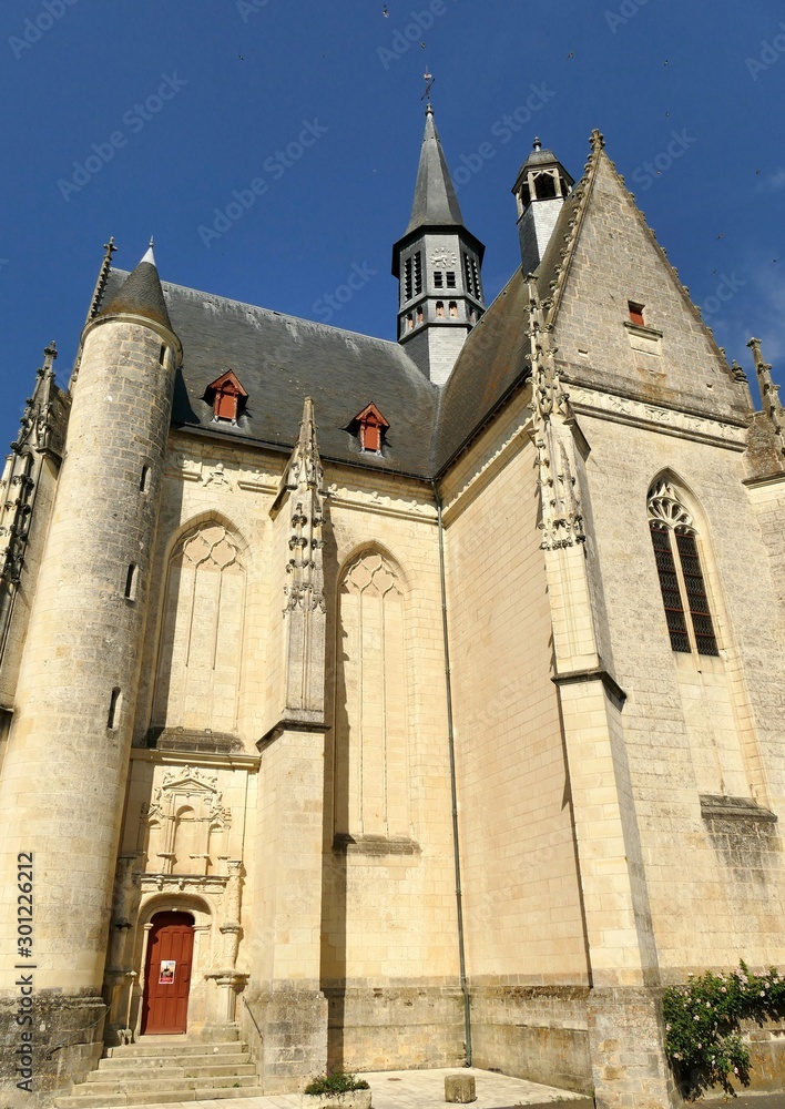 Façade et entrée de l’ancienne église collégiale Saint-Jean-Baptiste à Montrésor