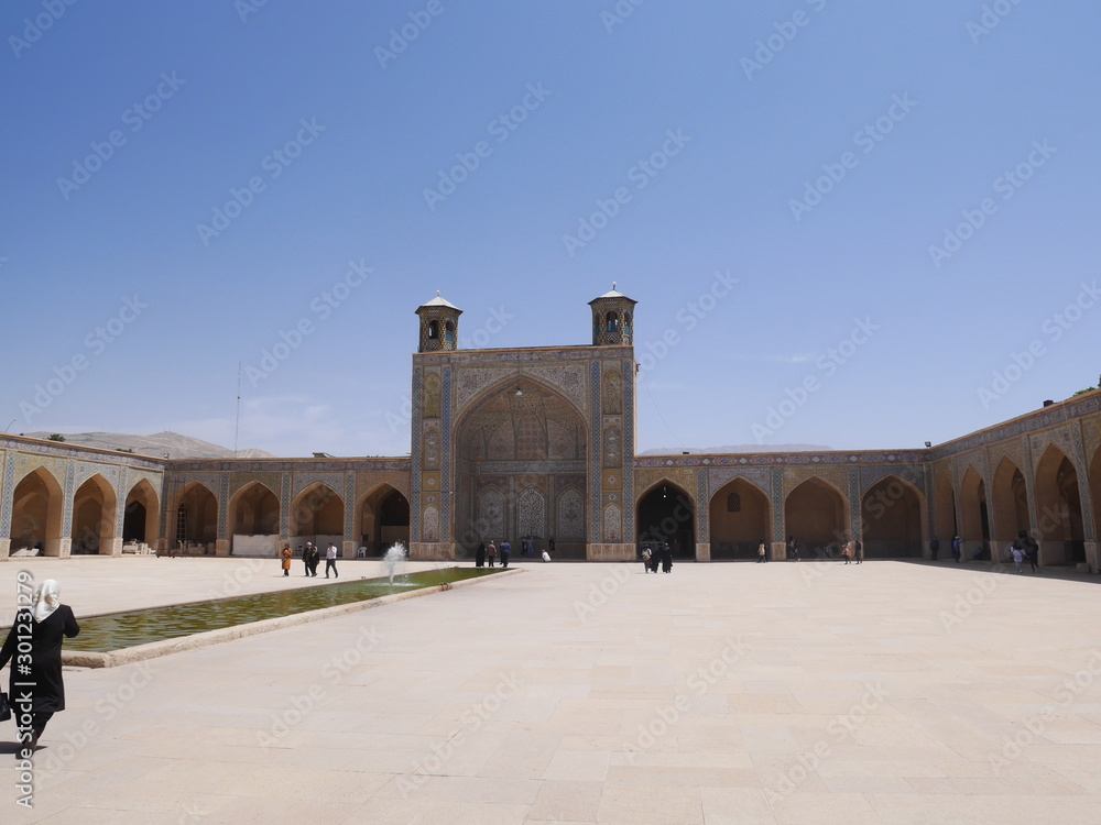 mosquée en Iran: architecture, art et couleur 