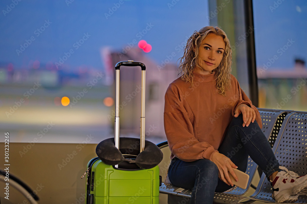 Víspera Pacer Por Sexy blonde at the airport with a boarding pass and a suitcase foto de  Stock | Adobe Stock