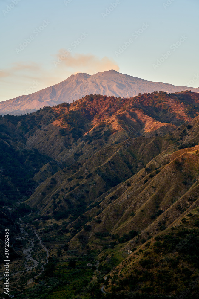Fototapeta premium Vista del Vulcano Etna, com i calanchi della valle dell'Alcantara all'alba