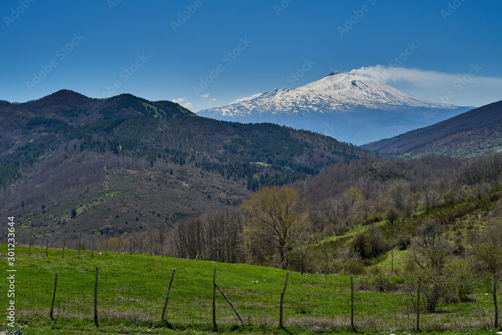Fototapeta premium Il vulcano Etna innevato, visto dai monti Nebrodi