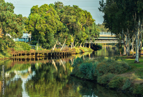 Obraz na płótnie Yarkon river and park background w salonie