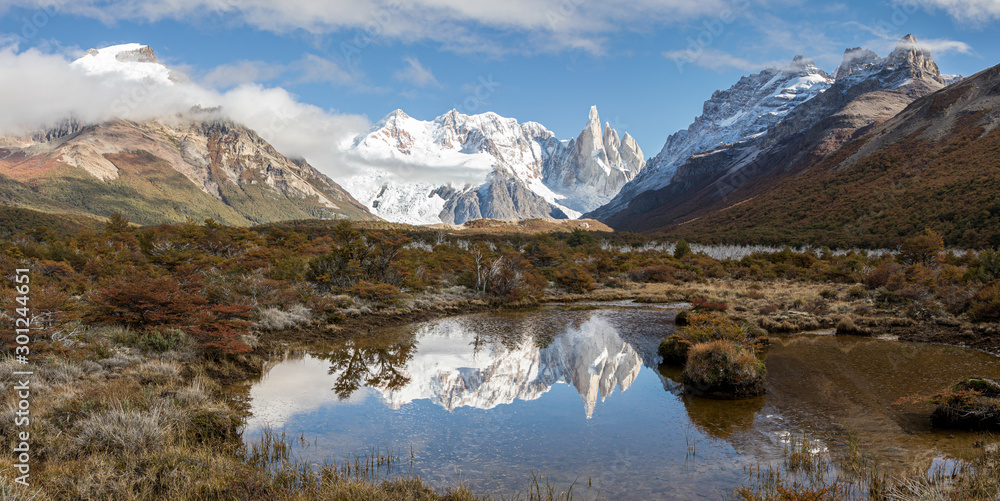 Fototapeta premium Fitz Roy und Cerro Torre in Agentinien Chile