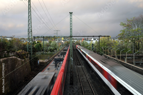 Regionalbahn und Schnellzug auf Bahnstrecke bei Koblenz - Stockfoto