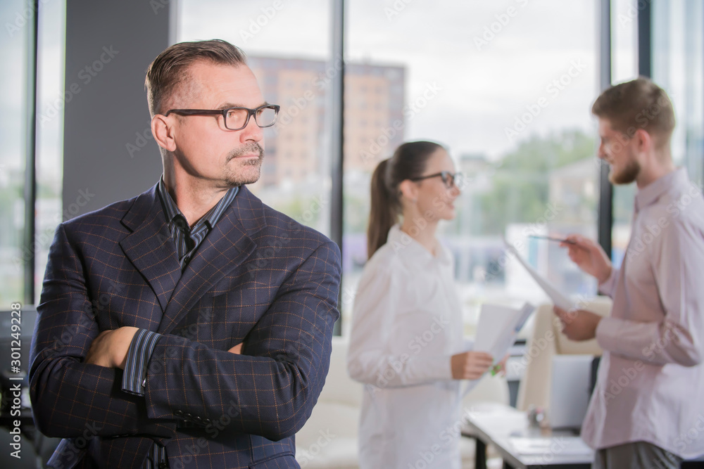 Obraz premium successful businessman in front of colleagues