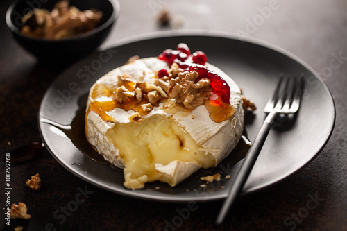 Foto Baked camembert with walnuts and cranberries