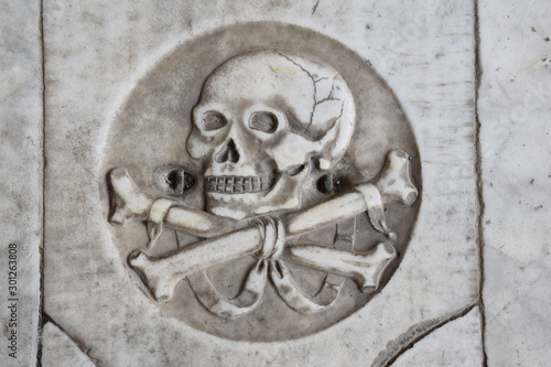 Pisa camposanto monumentale rilievo penitenti teschi