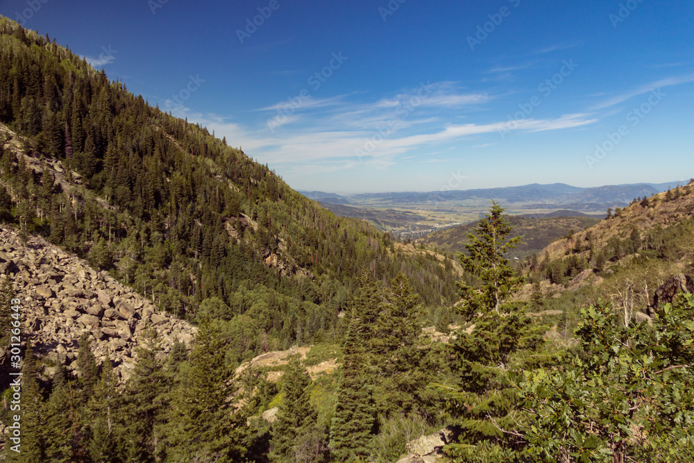 Fototapeta premium View of mountains and valleys near Fish Creek Falls in Colorado