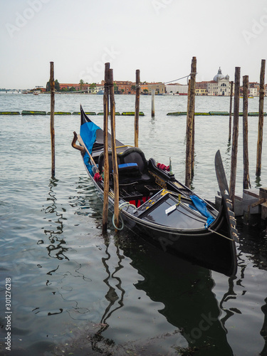 Εκτύπωση καμβά Gondala on water next to poles