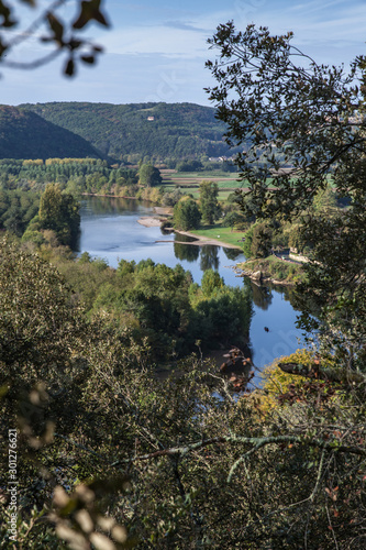 La Roque Gageac (Dordogne, France) - Vue sur la vallée de la Dordogne photo