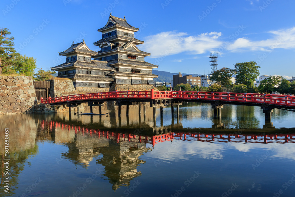 Naklejka premium 夕暮れの松本城 長野県松本市 Matsumoto Castle Nagano Matsumoto city