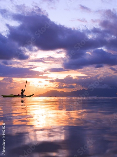 Silhouette navigant sur une pirogue