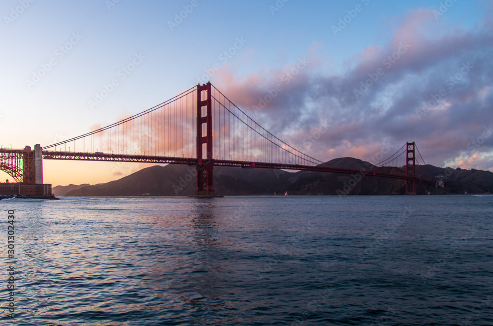 Fototapeta premium golden gate bridge at sunset