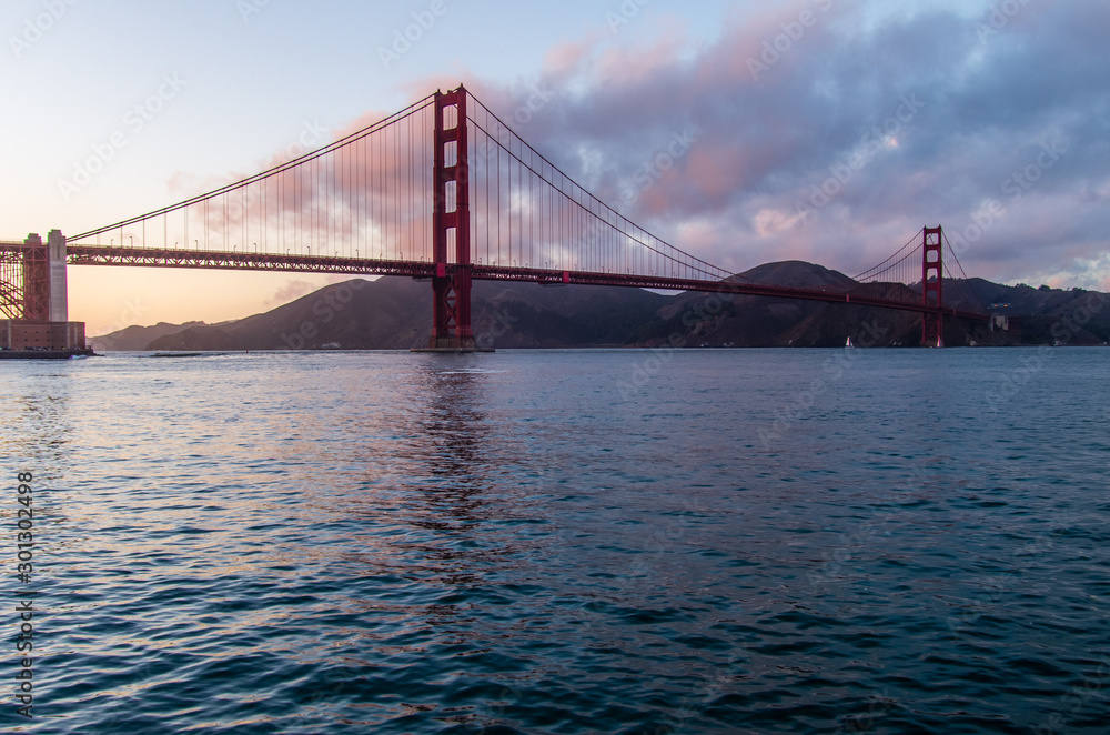 Fototapeta premium golden gate bridge at sunset