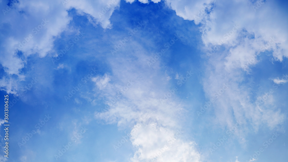 Obraz premium White cloud and blue sky background with copy space