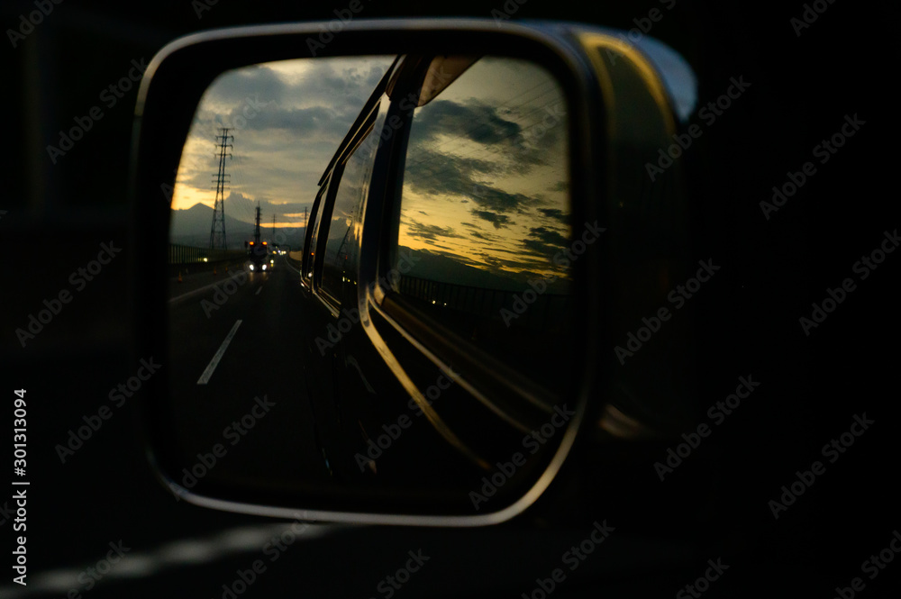夜明けの高速道路