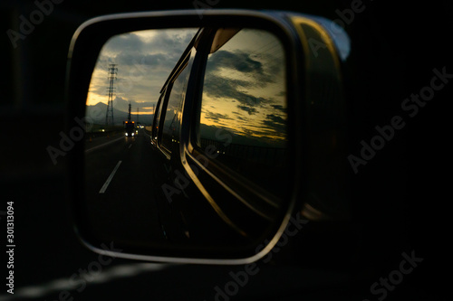 夜明けの高速道路 © 孝弘 山岡