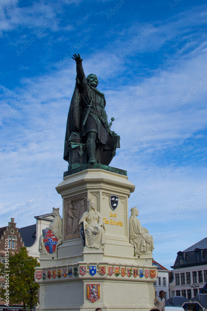 Fototapeta premium Vertical picture of Jacob van Artevelde statue in Vrijdagmarkt (Friday Market square) in Ghent, Belgium