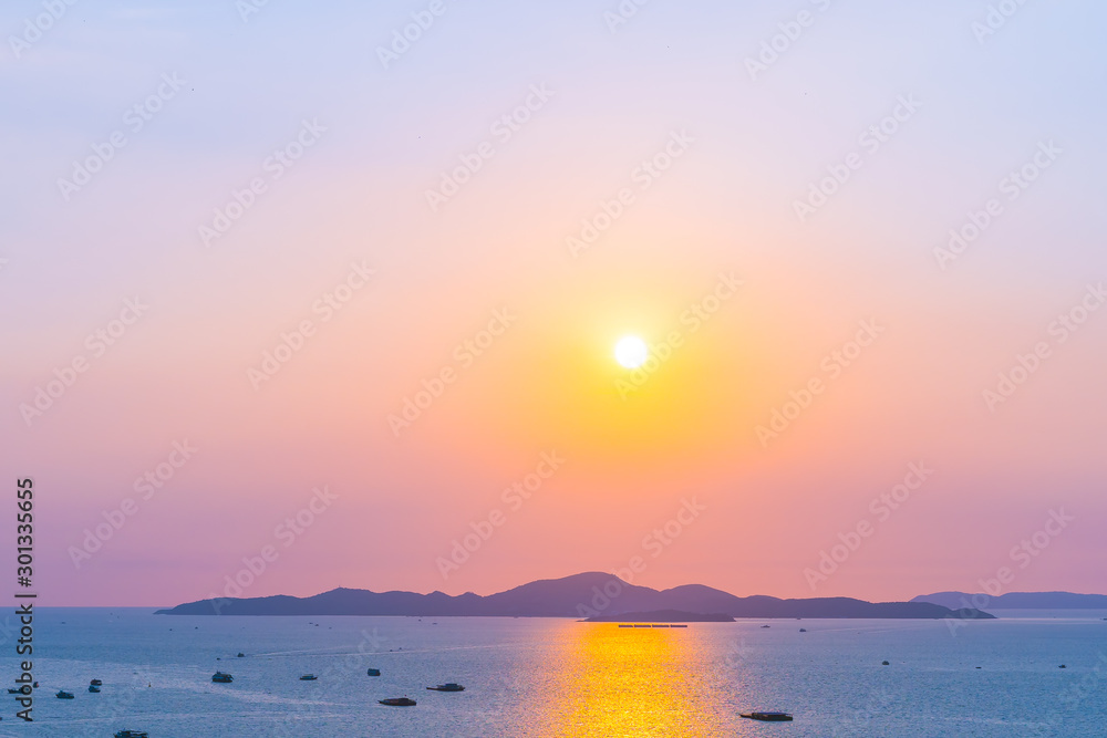 Obraz premium Beautiful landscape of sea ocean around Pattaya city in Thailand at sunset time