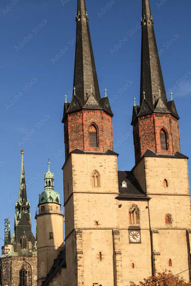 Fototapeta premium Hallenser Türme; Marktkirche und Roter Turm