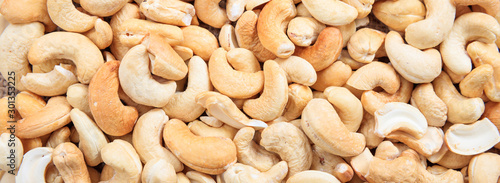 Tableau sur toile Cashew nuts peeled full background, closeup view, banner
