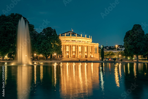 Der Oper Stuttgart am Abend