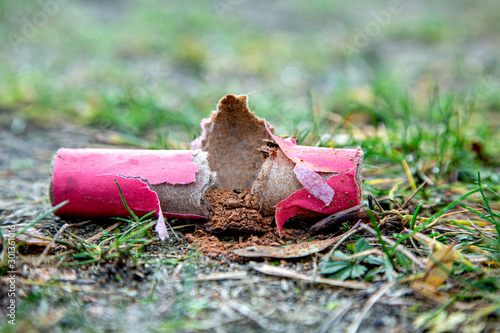 Canvas Print Explodierter Böller von Silvester liegt auf der Wiese