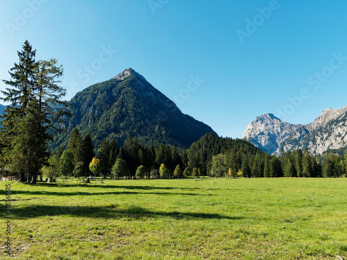 Österreich Landschaft in Tirol. Wanderungen und Bergtouren in Gerntal von Pertisau nach Pletzach-Alm und Gernalm durch Pletzachloipe und Gernalmloipe
