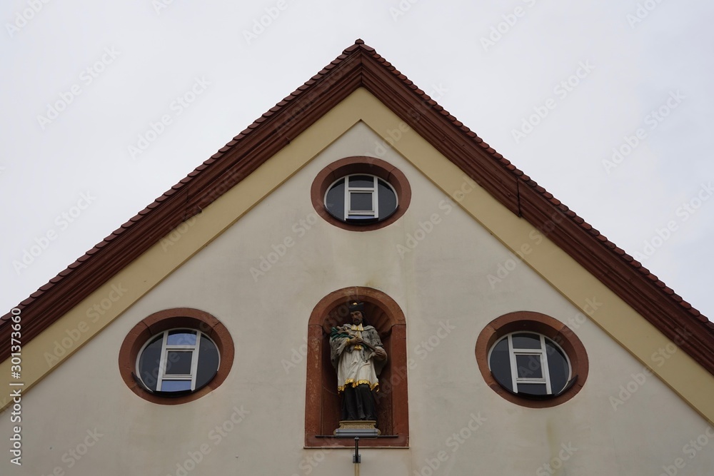 Statue des Heiligen Nepomuk in einer Nische der Nepomukkirche in Edenkoben