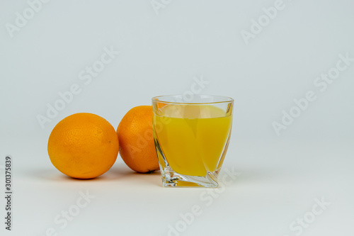 Sok pomarańczowy i poomarańcze na białym tle
