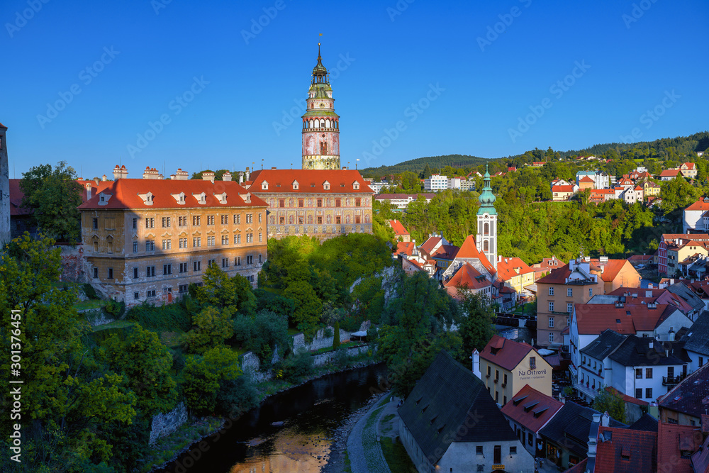 Obraz premium Beautiful view of church and castle in Cesky Krumlov, Czech republic